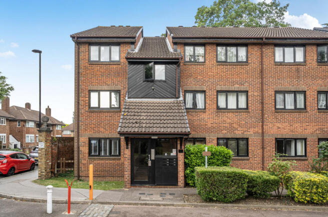 1 bed property, in St. Christophers Gardens, £200,000