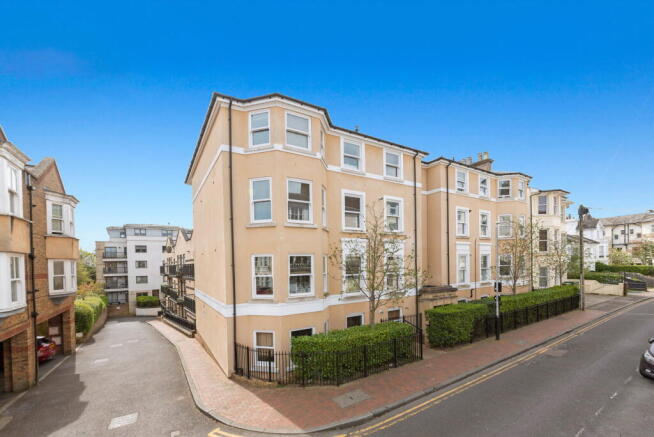 2 bed property, in York Road, £435,000