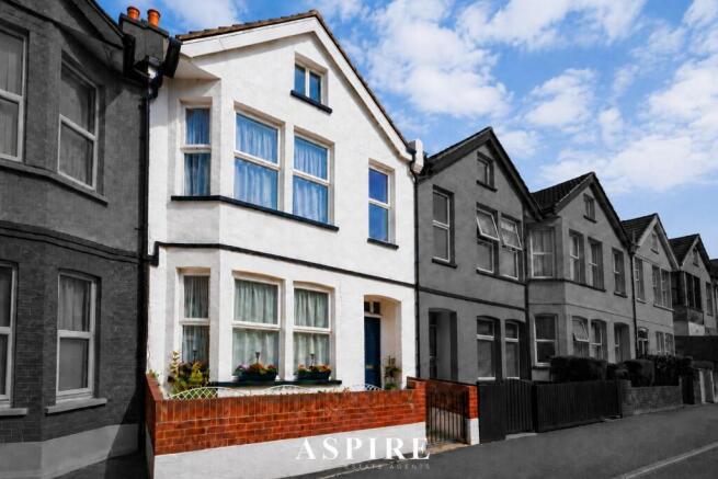 3 bed property, in Brightwell Avenue, £350,000
