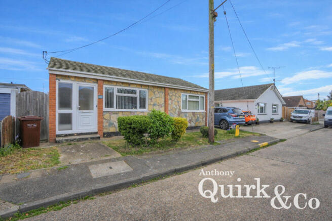 2 bed property, in Gainsborough Avenue, £300,000