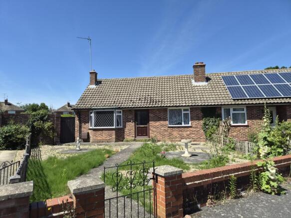 2 bed property, in Pages Close, £250,000