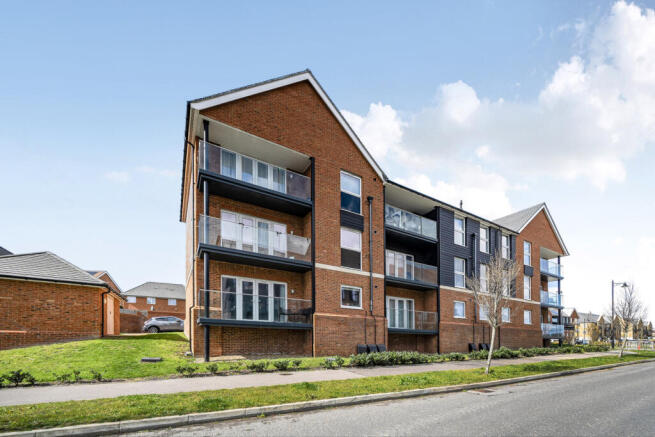 2 bed property, in Garland Rise, £290,000