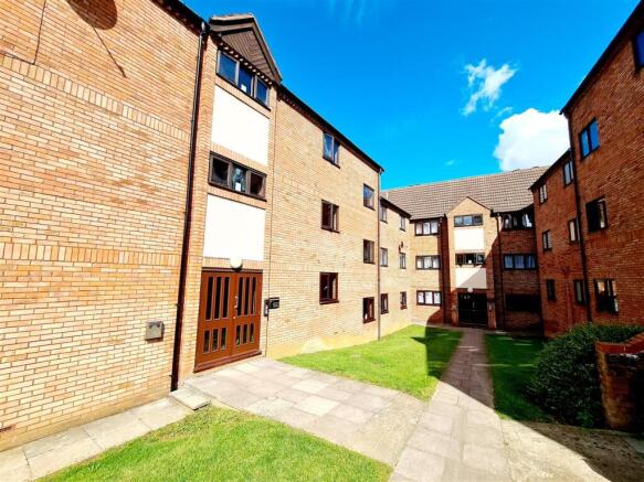1 bed property, in Spencer Court, £60,000