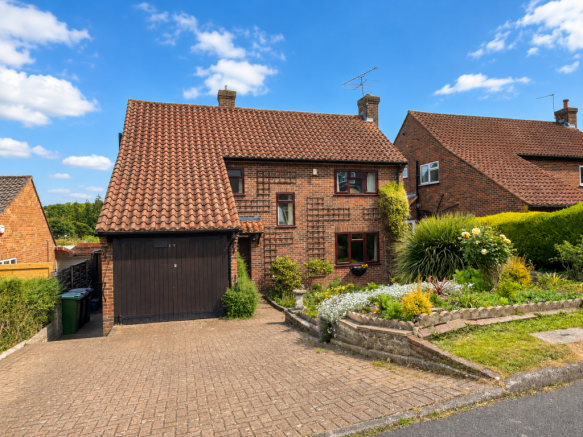3 bed property, in Longmead, £865,000