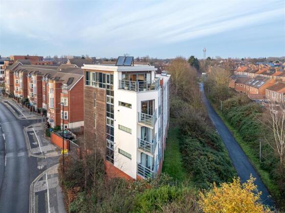 3 bed property, in Windsor Court, £325,000