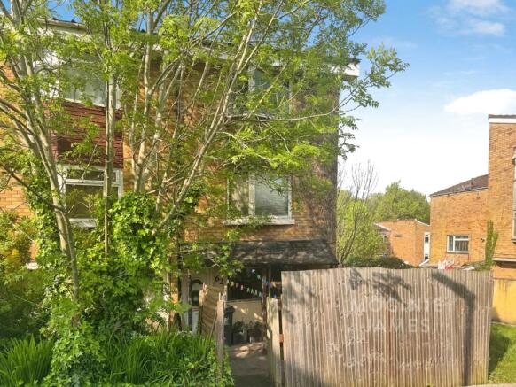 4 bed property, in Round Wood, £150,000