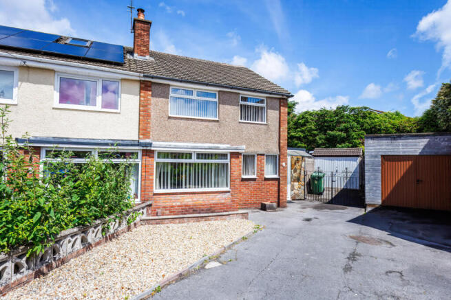3 bed property, in Court Close, £395,000
