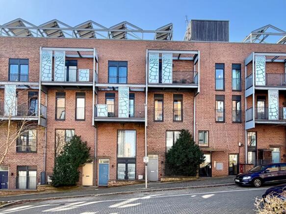 4 bed property, in Columbia Place, £325,000