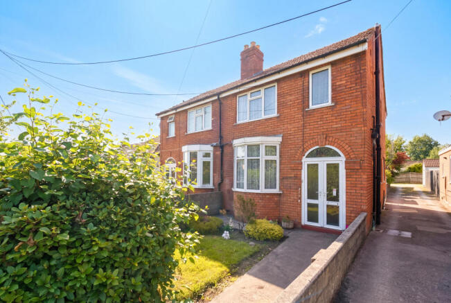 3 bed property, in New Bristol Road, £260,000