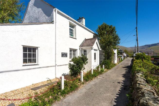 3 bed property, in Cilfodan, £350,000
