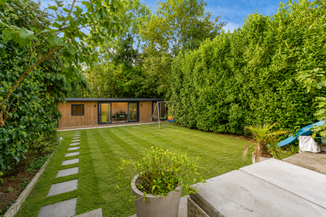 4 bed property, in The Reddings, £1,000,000