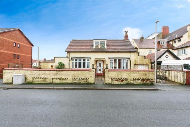 3 bed property, in Chatsworth Avenue, £220,000