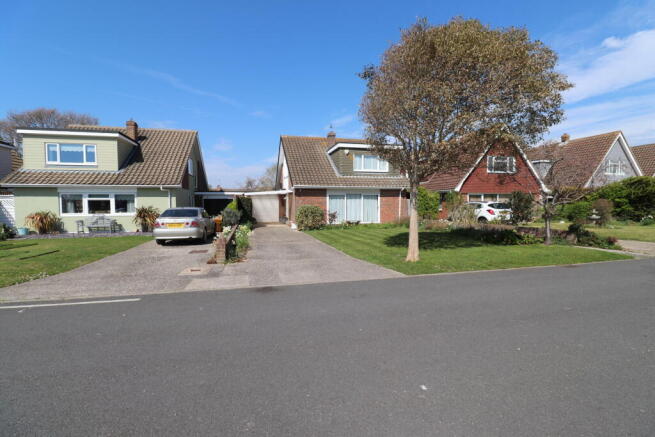 3 bed property, in Regis Avenue, £575,000
