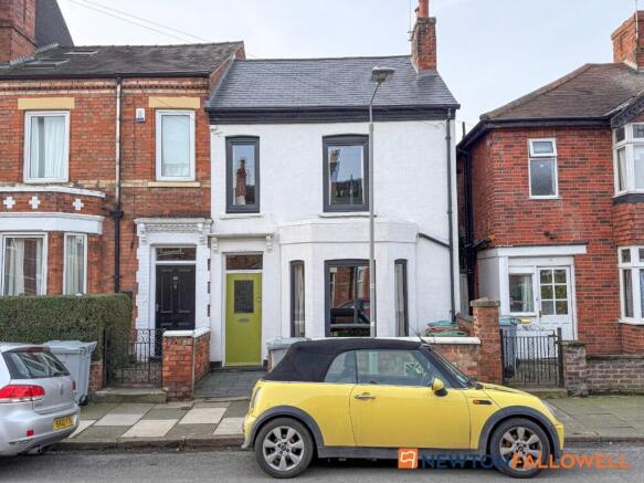 4 bed property, in Harcourt Street, £300,000