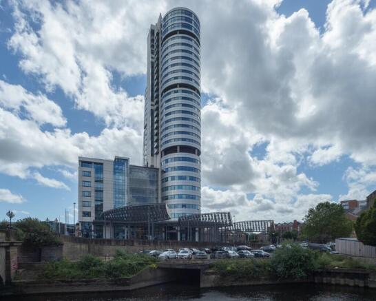 2 bed property, in Bridgewater Place, £140,000