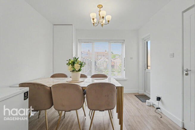 3 bed property, in Sedgemoor Drive, £450,000