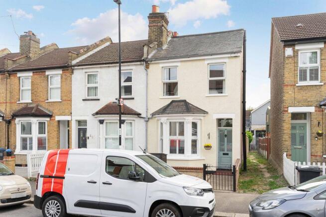 2 bed property, in Churchill Road, £475,000