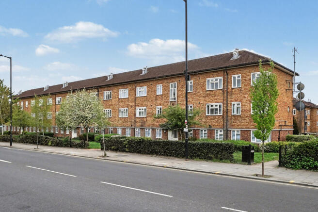 3 bed property, in Lordship Lane, £400,000