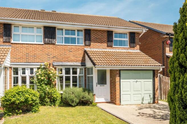 3 bed property, in Oakmeadow Close, £460,000