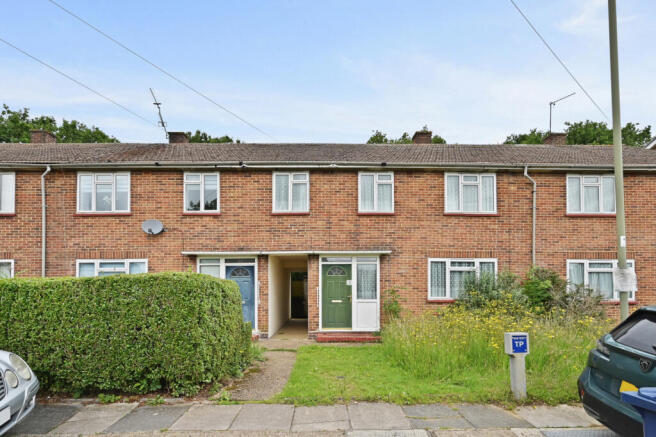 4 bed property, in Edgware HA8, £200,000