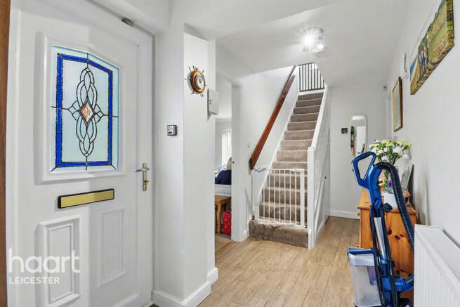 5 bed property, in Yaxley Close, £475,000