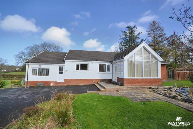 4 bed property, in Llangoedmor, £300,000