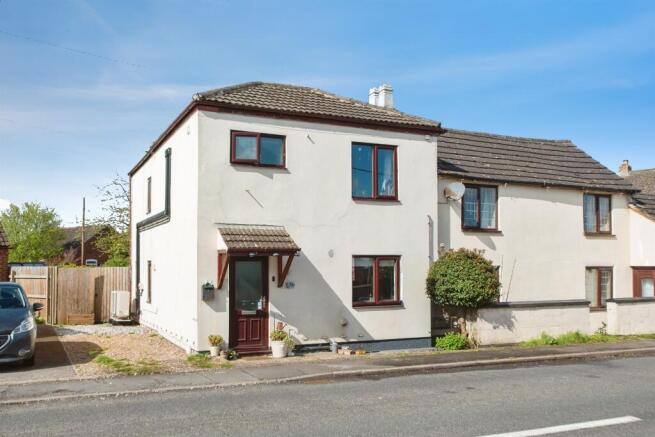 3 bed property, in High Street, £190,000