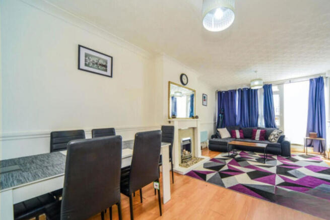 2 bed property, in Dartford Street, £270,000
