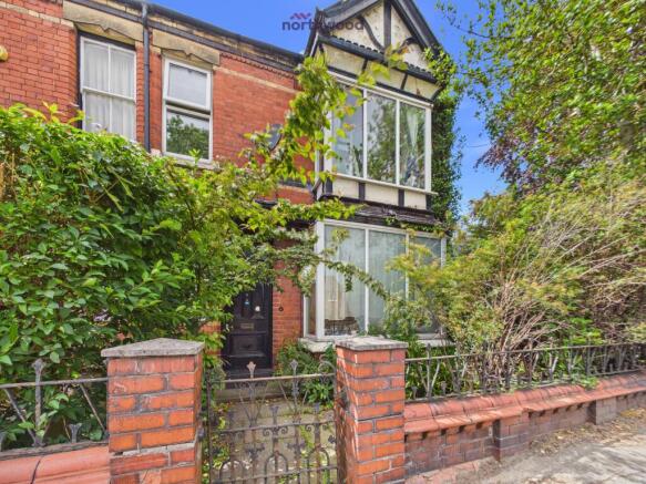 4 bed property, in High Street, £220,000