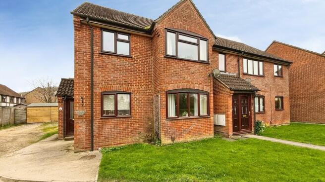 2 bed property, in Broadwood Close, £125,000