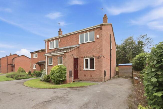 2 bed property, in Ashhurst Close, £170,000