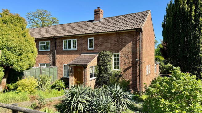 3 bed property, in Tile Barn Row, £465,000