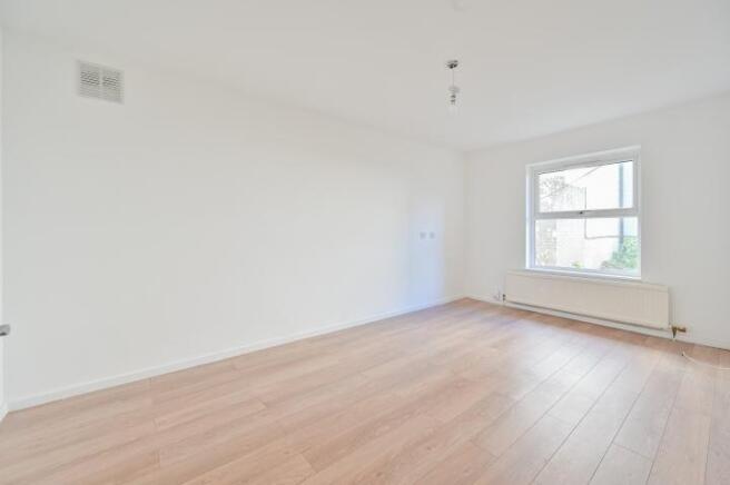 1 bed property, in Westbourne Drive, £270,000