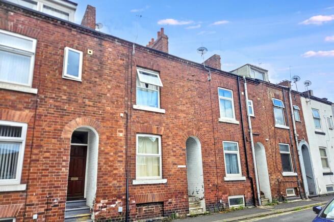 6 bed property, in Pinderfields Road, £160,000