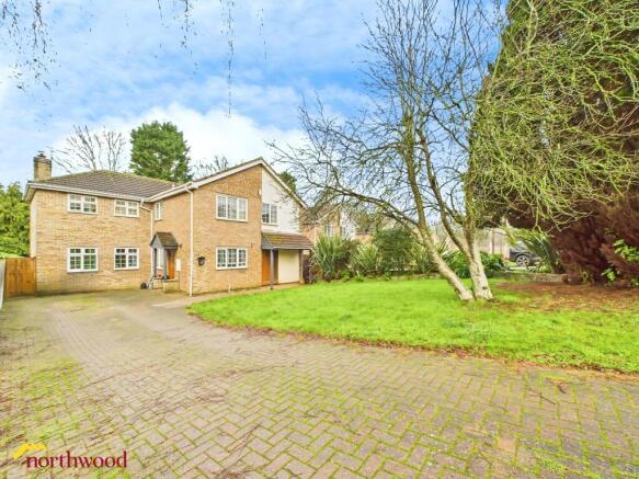 4 bed property, in Greenhills Park, £575,000