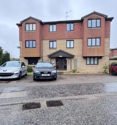 1 bed property, in Hunting Gate, £100,000