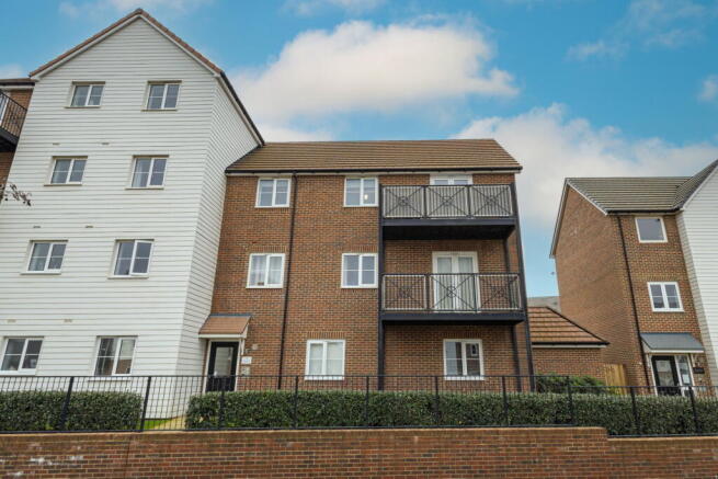 2 bed property, in 4 Pictor Drive, £195,000