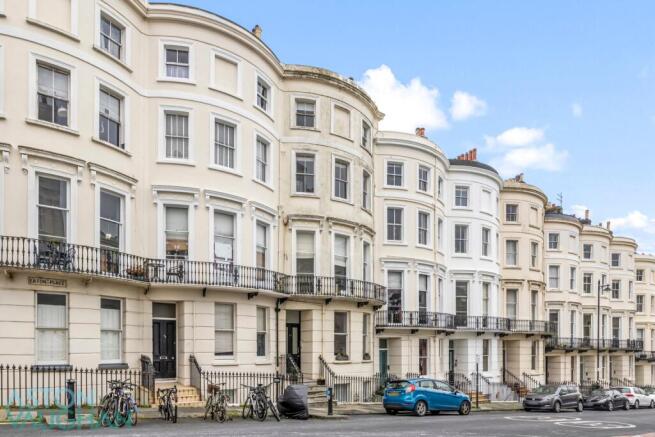 1 bed property, in Eaton Place, £270,000