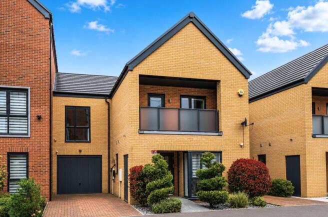 4 bed property, in Holmesley Road, £725,000