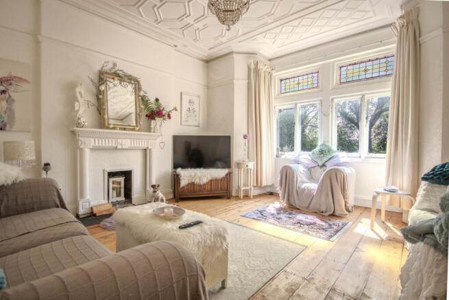 2 bed property, in Fields Road, £200,000