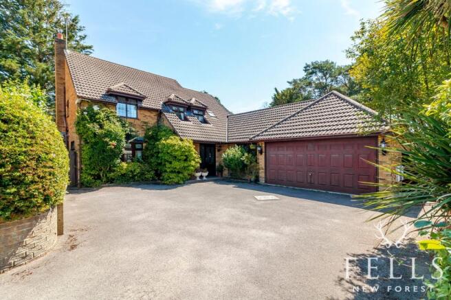 4 bed property, in Ivy Close, £895,000
