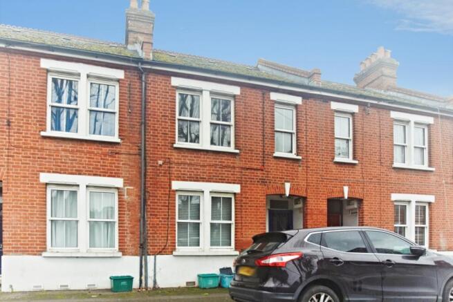 2 bed property, in Henderson Road, £200,000