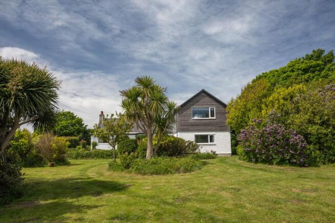 5 bed property, in Groeslon Ceirchiog, £895,000