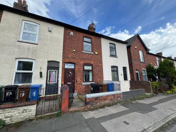 2 bed property, in Warren Road, £210,000
