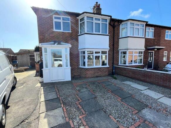 3 bed property, in Greenhill Crescent, £230,000
