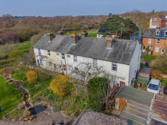 2 bed property, in Victoria Road, £300,000