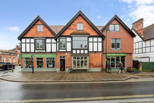 1 bed property, in High Street, £190,000