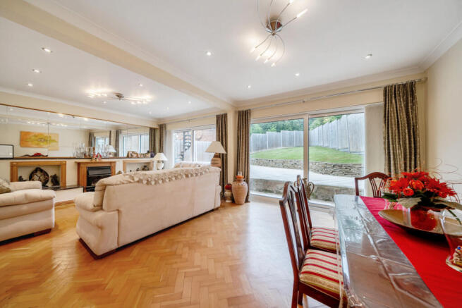 5 bed property, in Westwood Avenue, £900,000