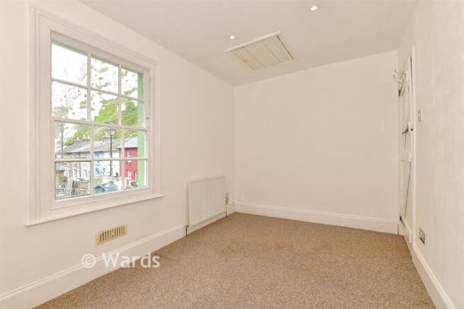 2 bed property, in East Cliff, £160,000