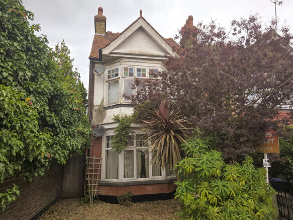 4 bed property, in Lyndhurst Avenue, £300,000
